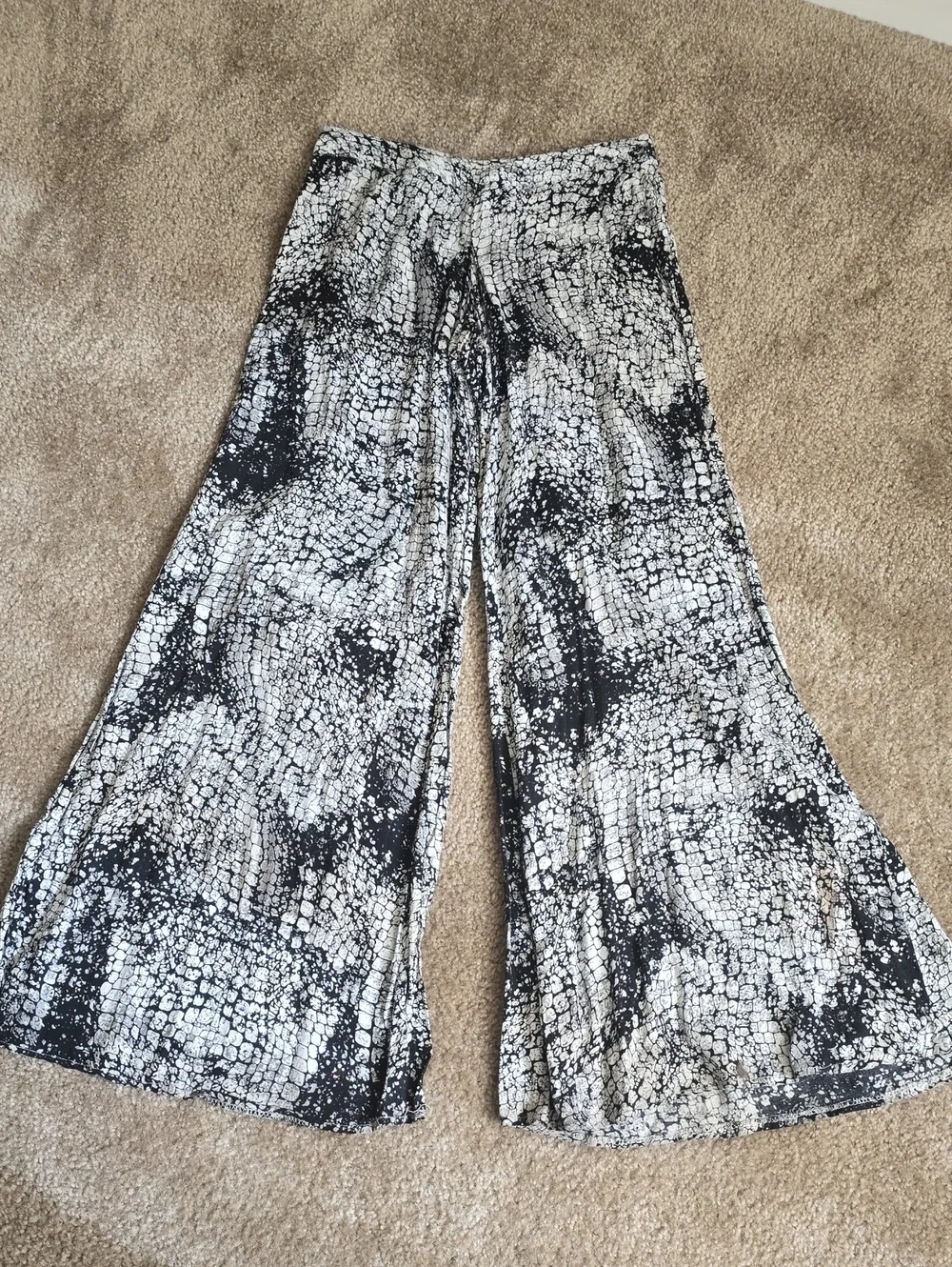 Wide Leg Printed Palazzo Pants - Black & White - Small - Picture 1 of 3